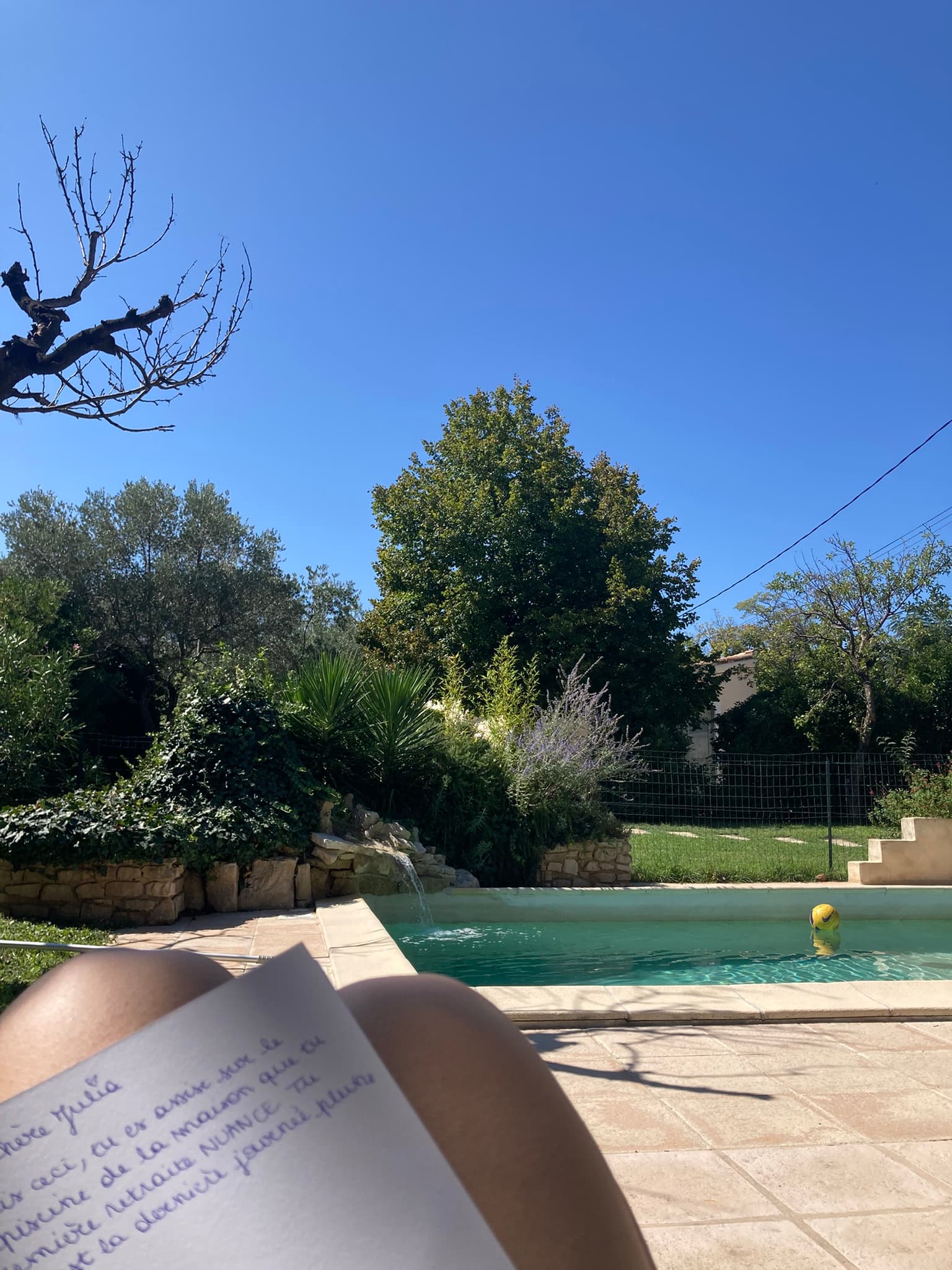 Atelier d'écriture au bord de la piscine