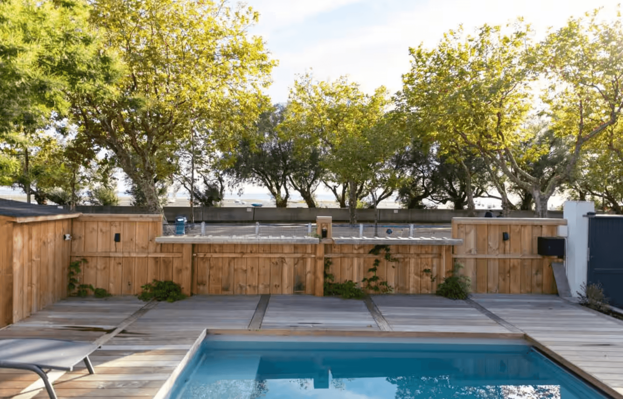 Piscine avec vue sur le bassin