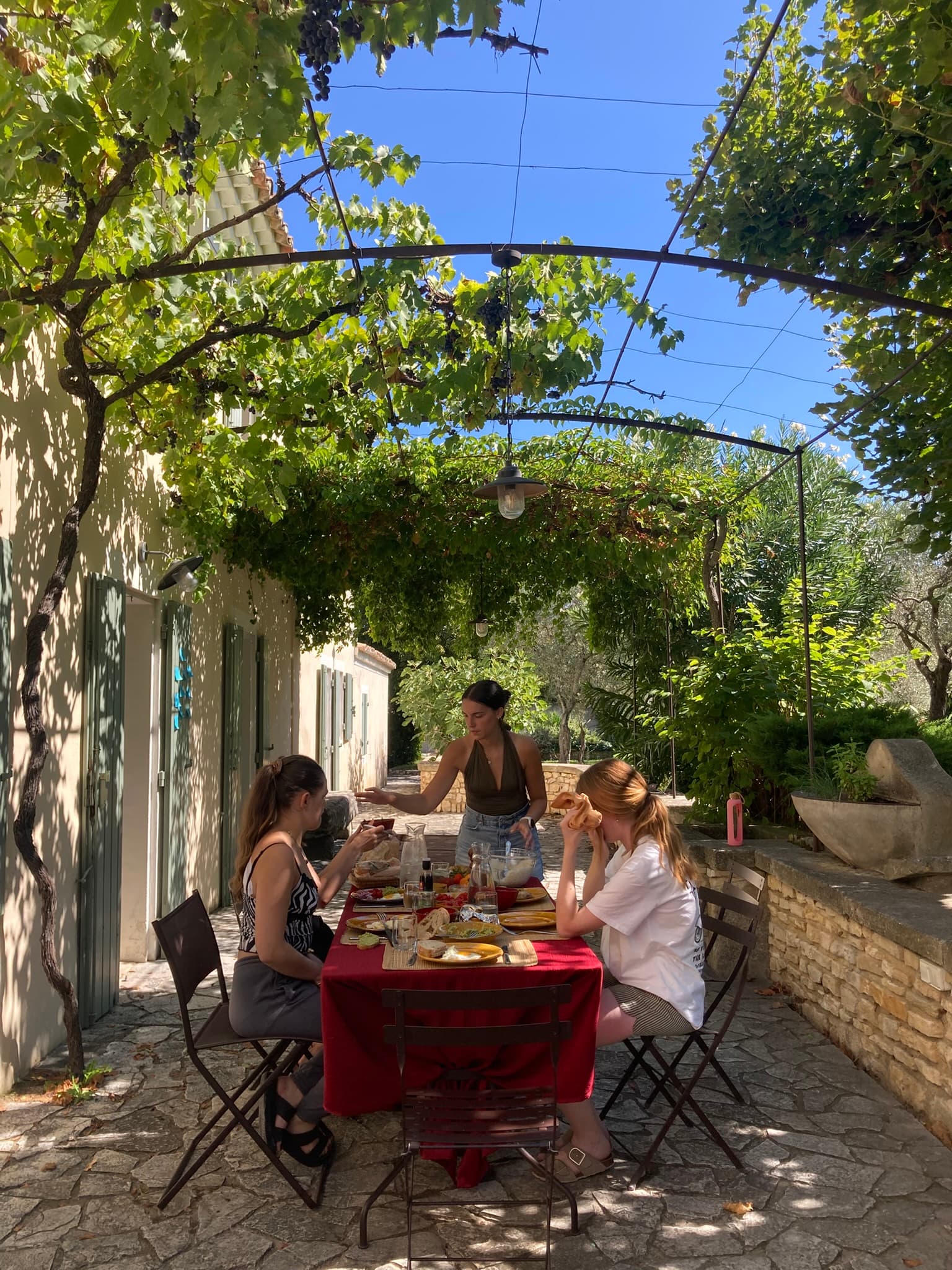 Repas convivial sur la terrasse